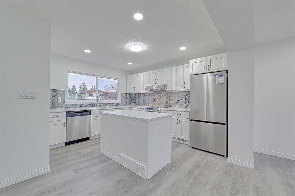 404 Pinehill Road Ne, Calgary, AB - Indoor Photo Showing Kitchen