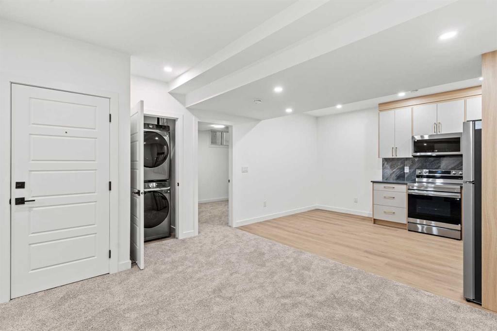 116 Ambleside Crescent Nw, Calgary, AB - Indoor Photo Showing Kitchen