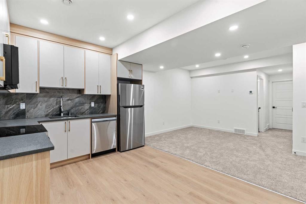 116 Ambleside Crescent Nw, Calgary, AB - Indoor Photo Showing Kitchen With Upgraded Kitchen