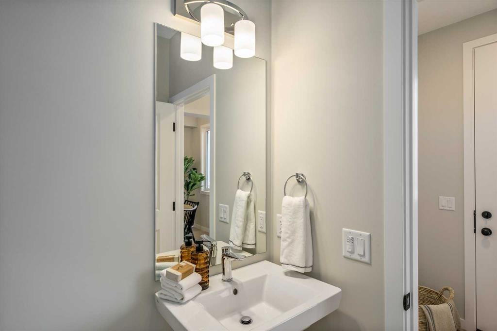 1485 Rangeview Drive Se, Calgary, AB - Indoor Photo Showing Bathroom