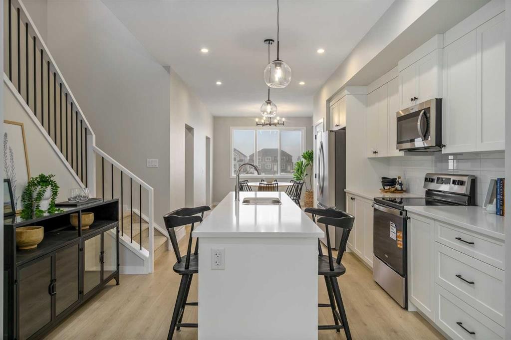 1485 Rangeview Drive Se, Calgary, AB - Indoor Photo Showing Kitchen With Upgraded Kitchen