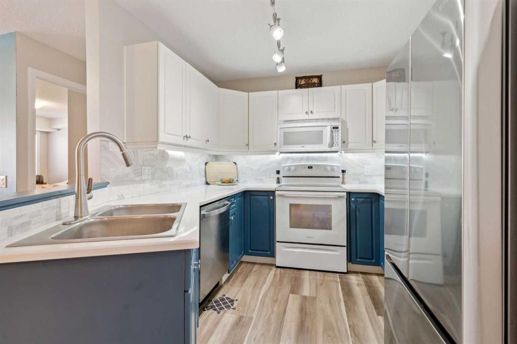 2327-1818 Simcoe Boulevard Sw, Calgary, AB - Indoor Photo Showing Kitchen