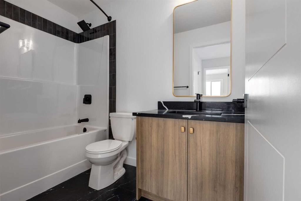 7189 Rangeview Avenue Se, Calgary, AB - Indoor Photo Showing Bathroom