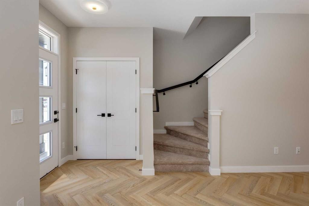 7189 Rangeview Avenue Se, Calgary, AB - Indoor Photo Showing Other Room