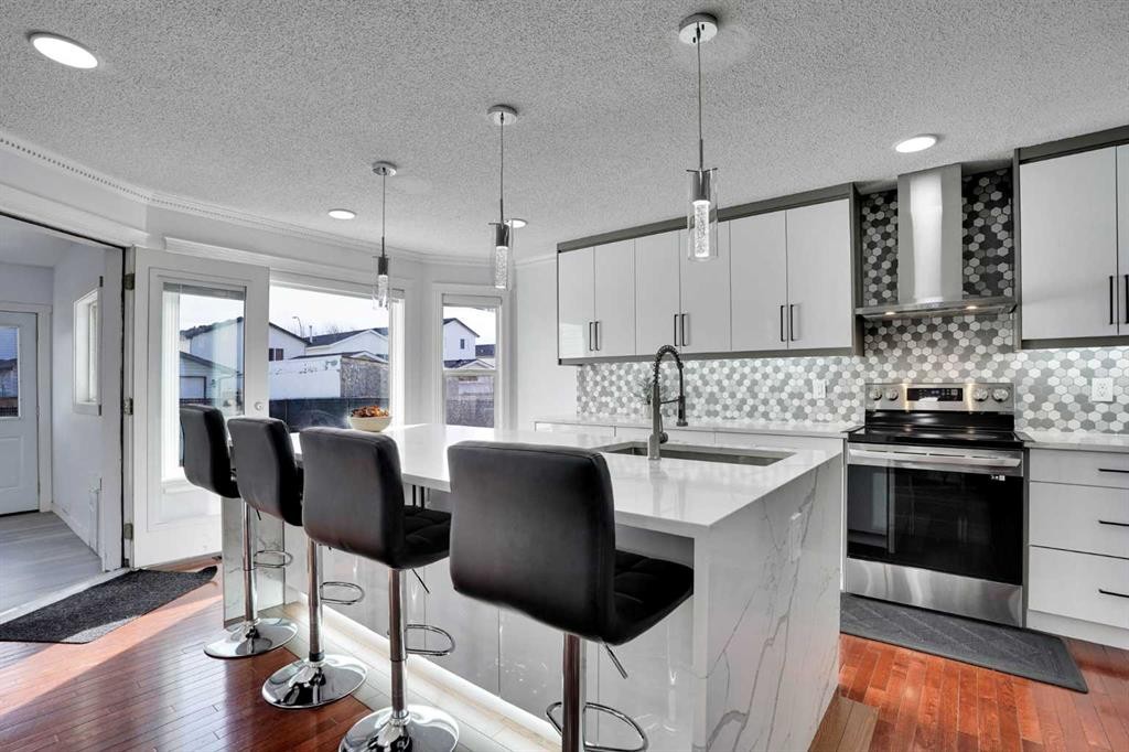 148 Martha'S Manor Ne, Calgary, AB - Indoor Photo Showing Kitchen With Upgraded Kitchen