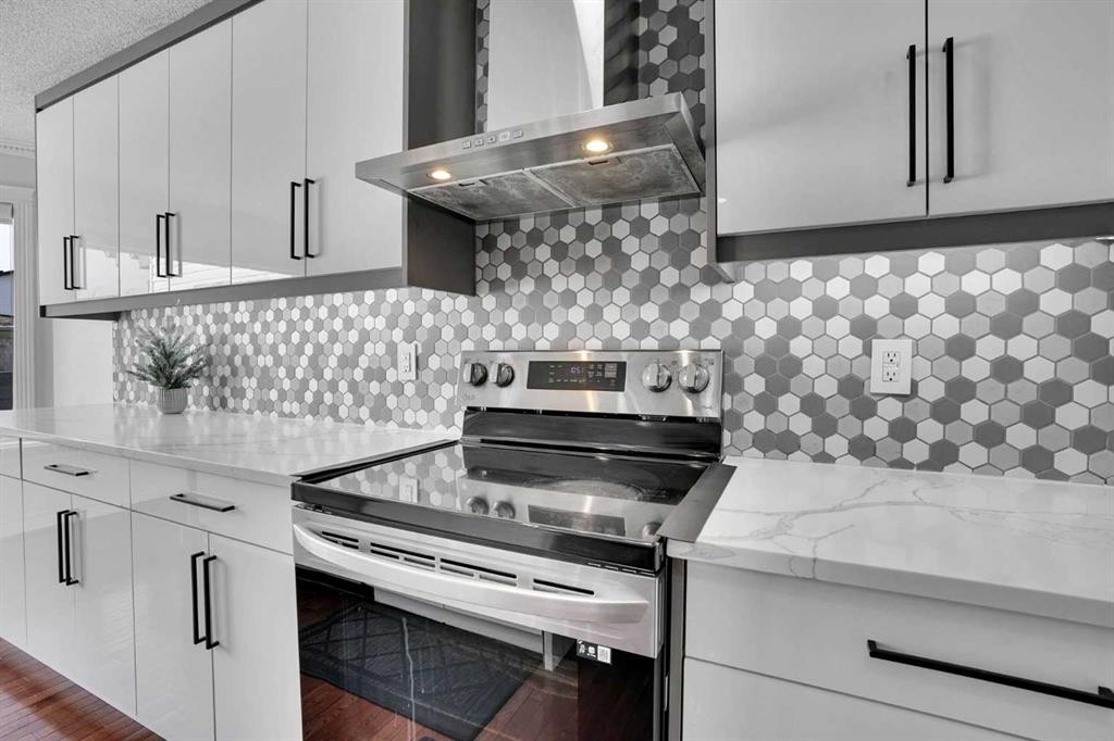 148 Martha'S Manor Ne, Calgary, AB - Indoor Photo Showing Kitchen With Upgraded Kitchen
