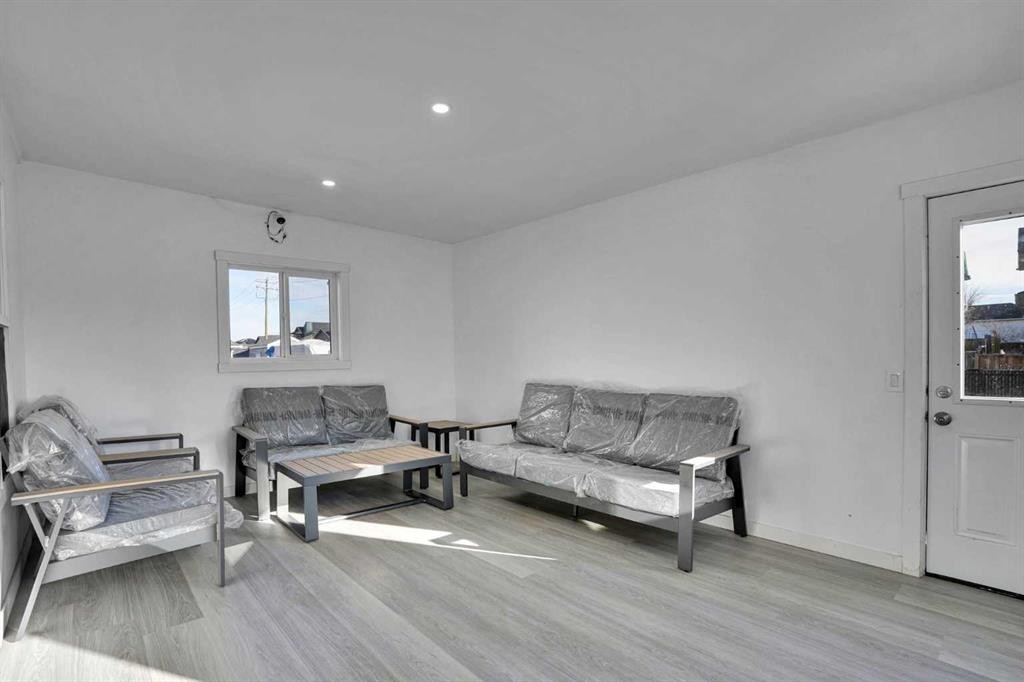 148 Martha'S Manor Ne, Calgary, AB - Indoor Photo Showing Living Room