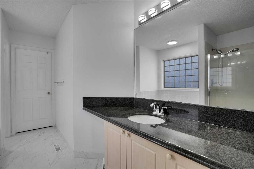 148 Martha'S Manor Ne, Calgary, AB - Indoor Photo Showing Bathroom