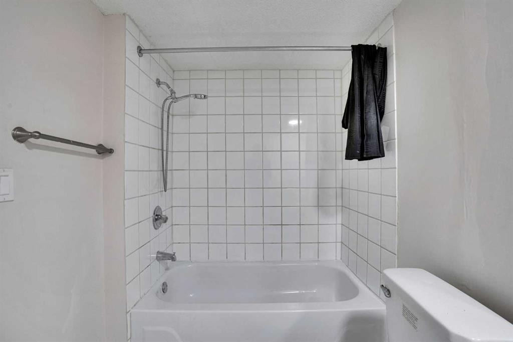 148 Martha'S Manor Ne, Calgary, AB - Indoor Photo Showing Bathroom