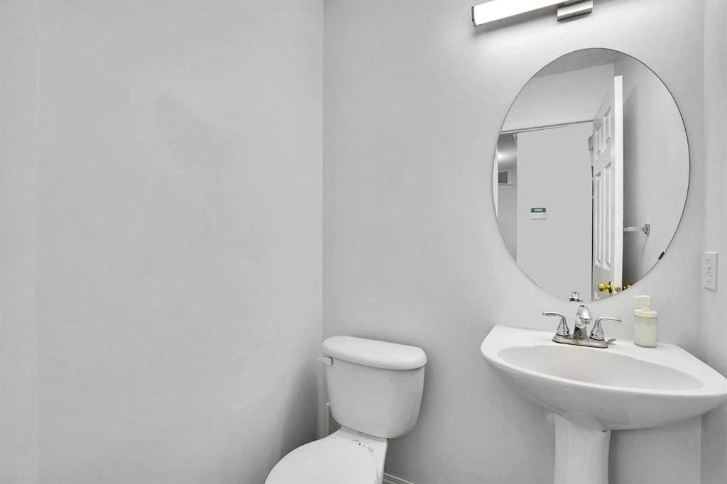 148 Martha'S Manor Ne, Calgary, AB - Indoor Photo Showing Bathroom