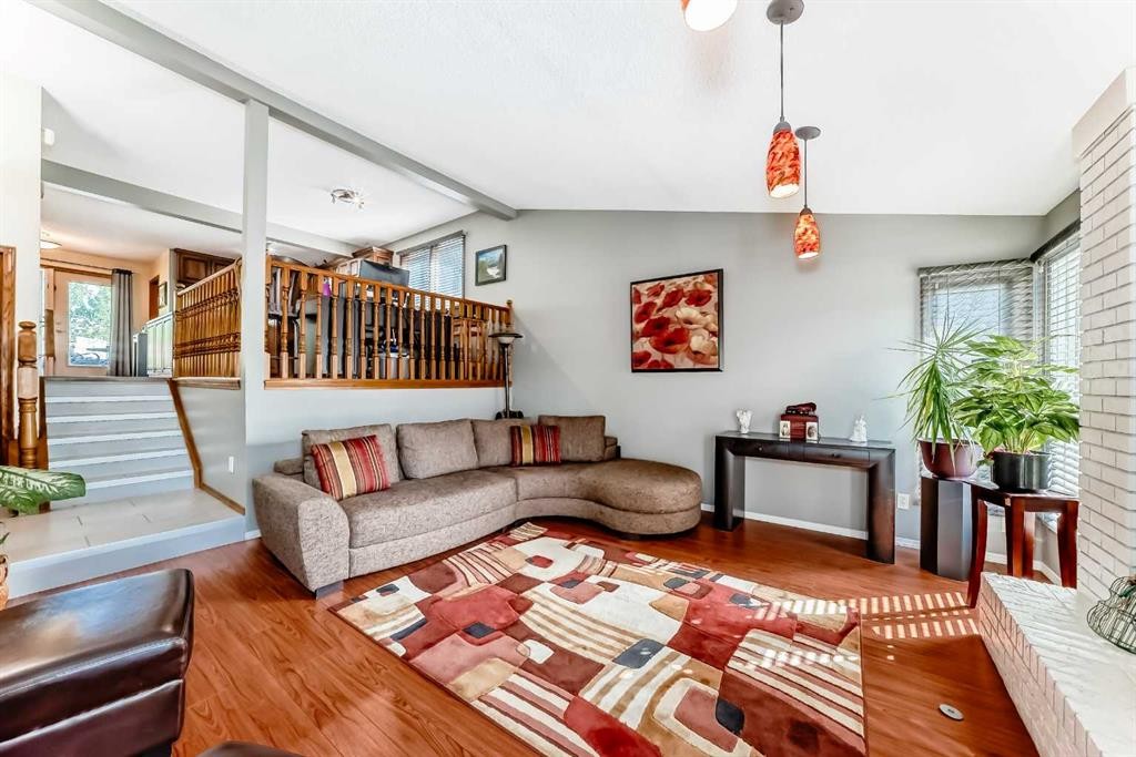 22 Glenhill Drive, Cochrane, AB - Indoor Photo Showing Living Room