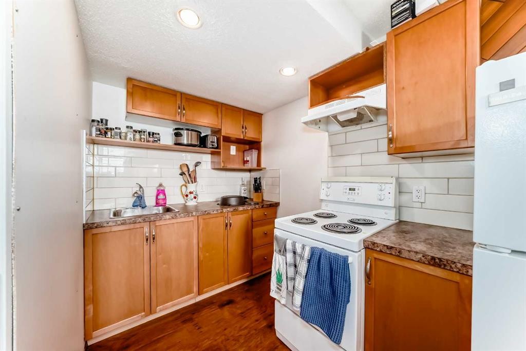 22 Glenhill Drive, Cochrane, AB - Indoor Photo Showing Kitchen