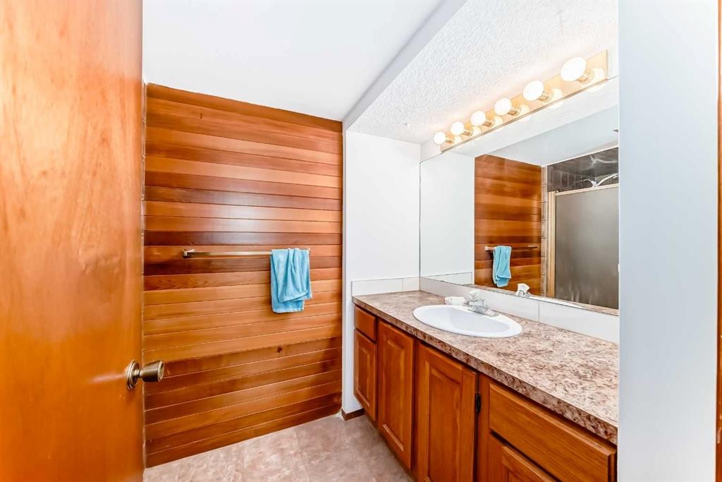 22 Glenhill Drive, Cochrane, AB - Indoor Photo Showing Bathroom