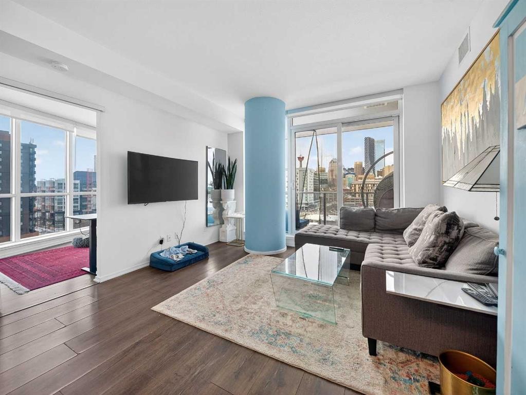 802-615 6 Avenue Se, Calgary, AB - Indoor Photo Showing Living Room