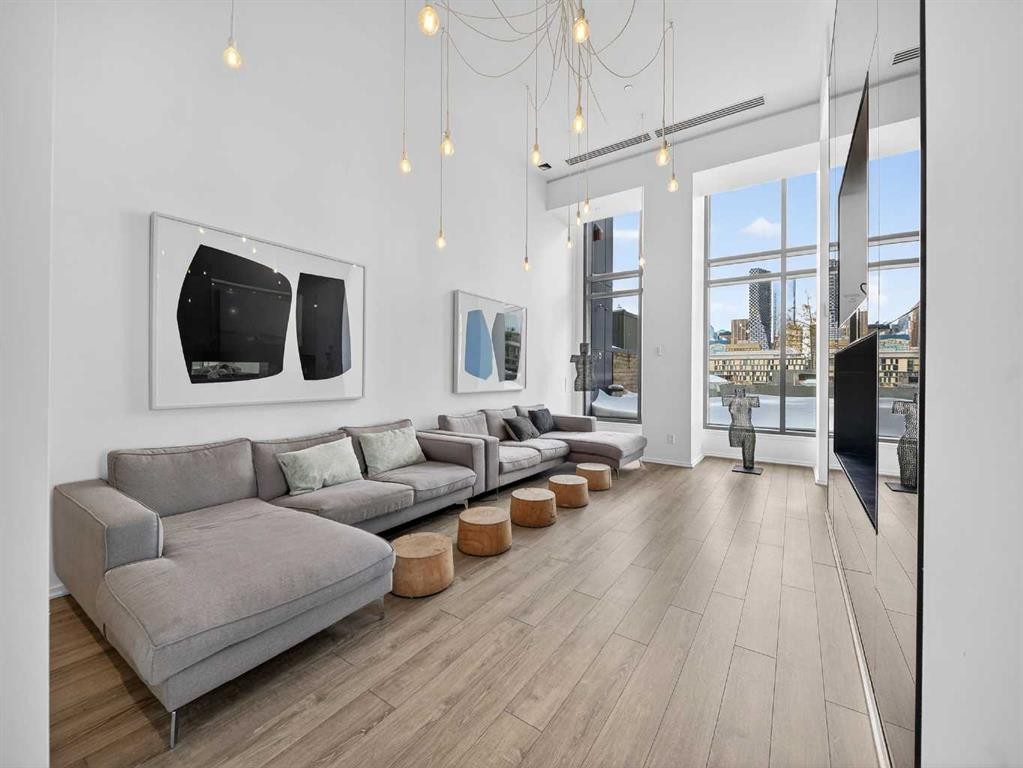 802-615 6 Avenue Se, Calgary, AB - Indoor Photo Showing Living Room