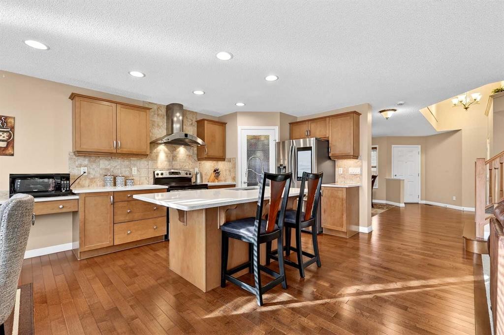 575 Everbrook Way Sw, Calgary, AB - Indoor Photo Showing Kitchen With Upgraded Kitchen
