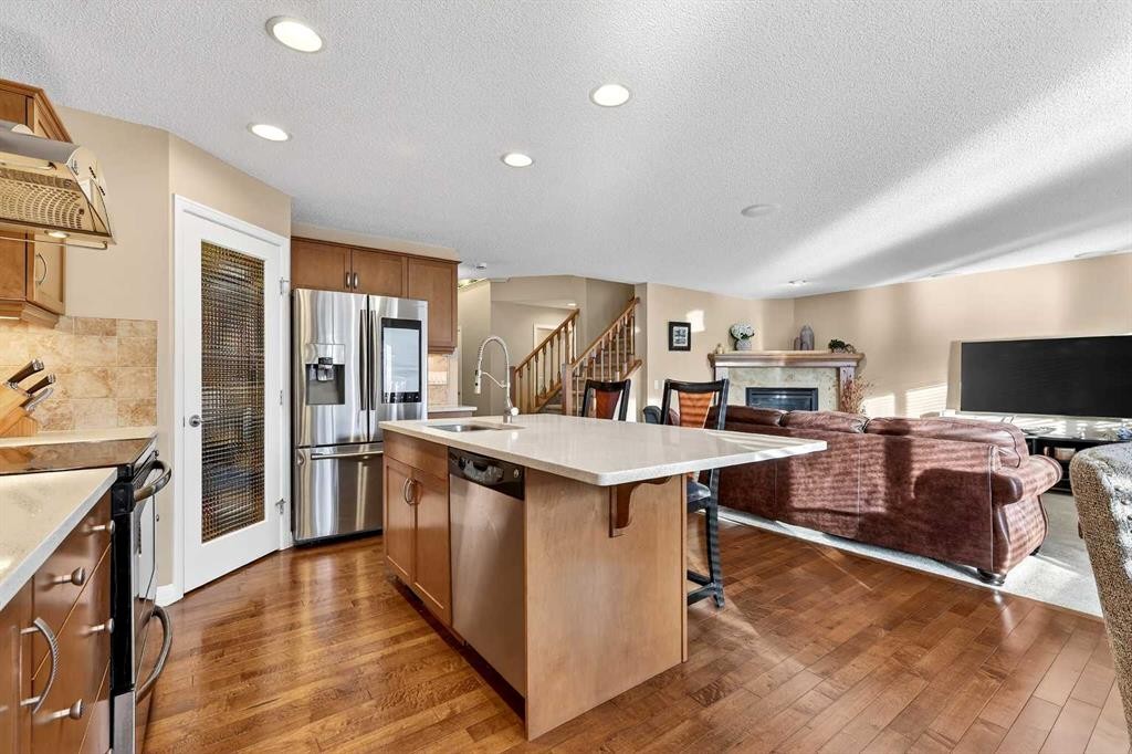 575 Everbrook Way Sw, Calgary, AB - Indoor Photo Showing Kitchen With Upgraded Kitchen