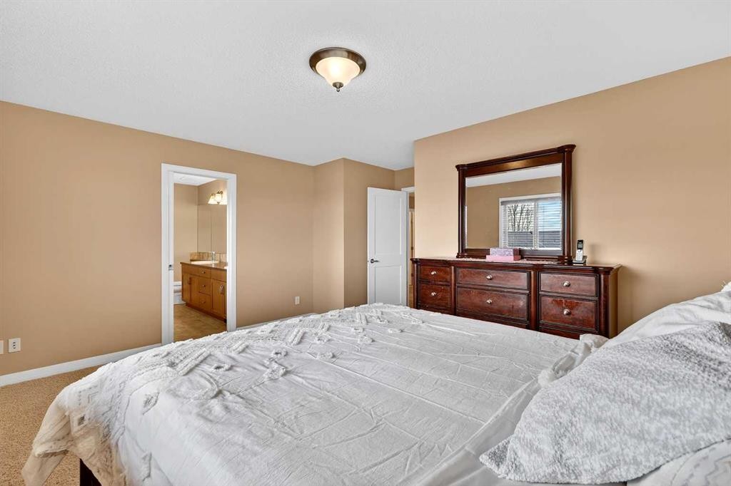575 Everbrook Way Sw, Calgary, AB - Indoor Photo Showing Bedroom