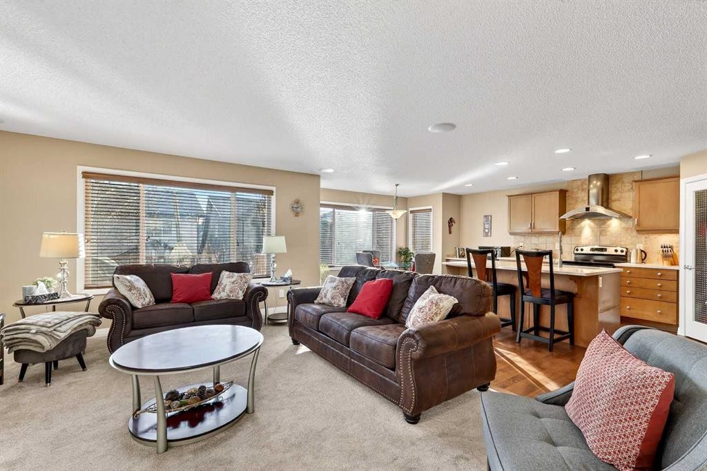 575 Everbrook Way Sw, Calgary, AB - Indoor Photo Showing Living Room