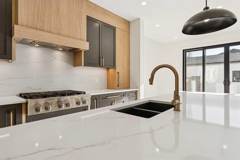 607 29 Avenue Nw, Calgary, AB - Indoor Photo Showing Kitchen With Double Sink With Upgraded Kitchen