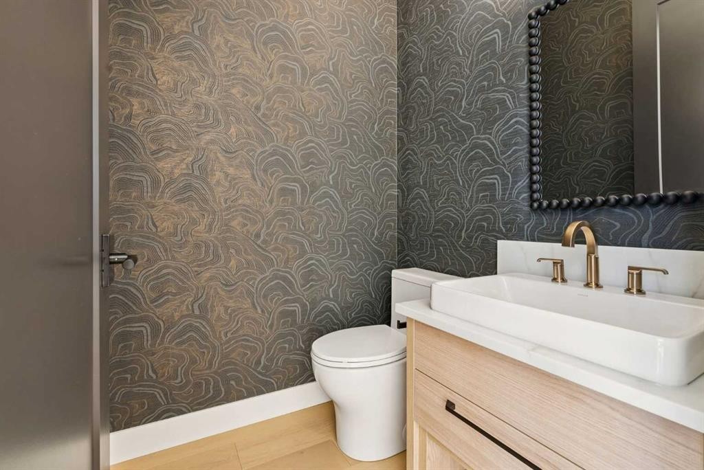 607 29 Avenue Nw, Calgary, AB - Indoor Photo Showing Bathroom