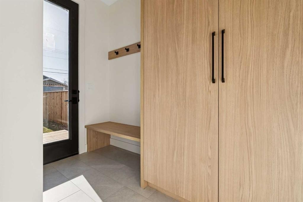 607 29 Avenue Nw, Calgary, AB - Indoor Photo Showing Other Room