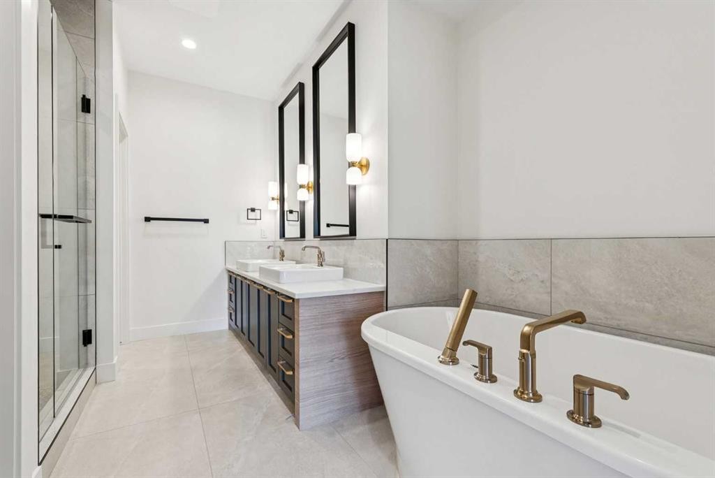 607 29 Avenue Nw, Calgary, AB - Indoor Photo Showing Bathroom