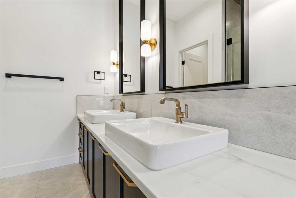 607 29 Avenue Nw, Calgary, AB - Indoor Photo Showing Bathroom