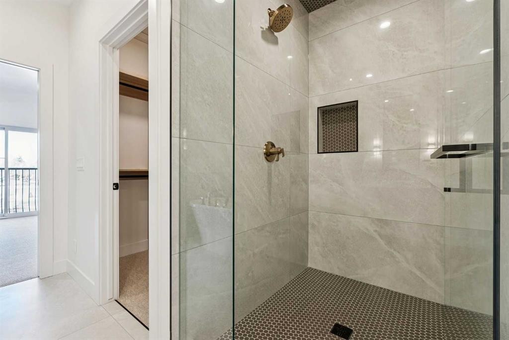 607 29 Avenue Nw, Calgary, AB - Indoor Photo Showing Bathroom