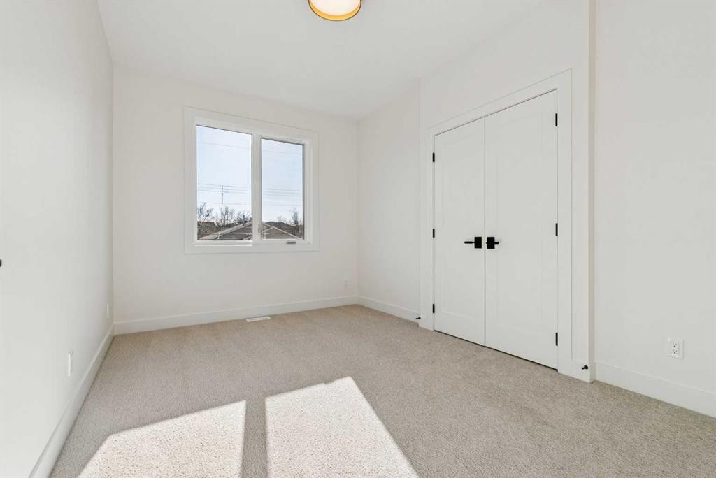 607 29 Avenue Nw, Calgary, AB - Indoor Photo Showing Other Room
