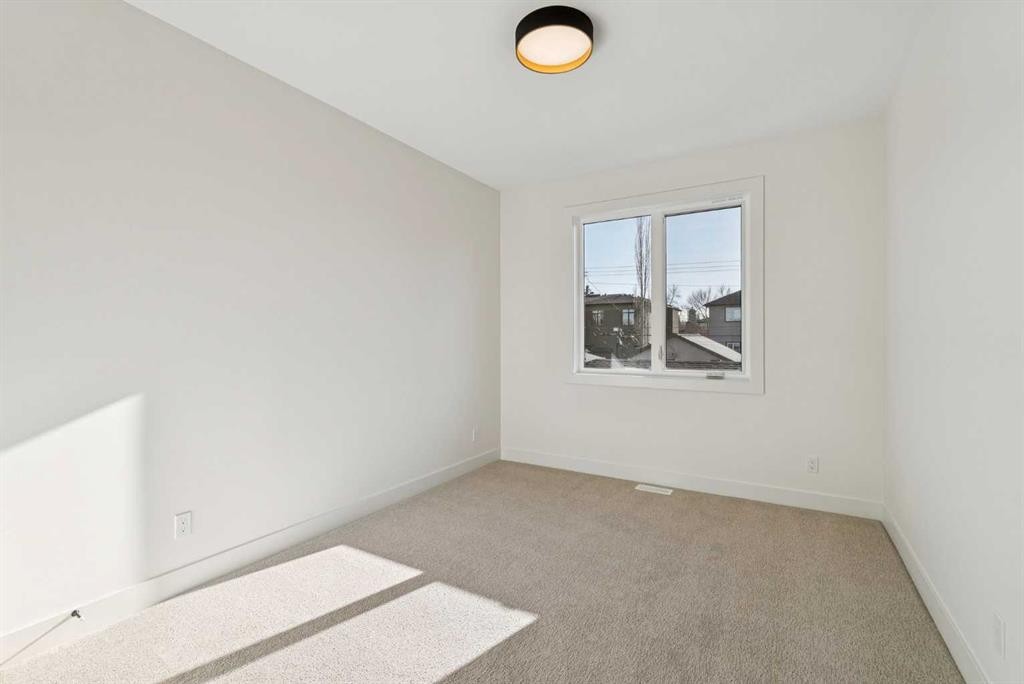 607 29 Avenue Nw, Calgary, AB - Indoor Photo Showing Other Room
