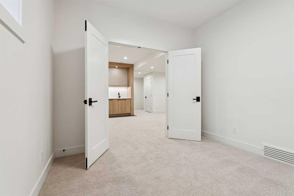 607 29 Avenue Nw, Calgary, AB - Indoor Photo Showing Other Room