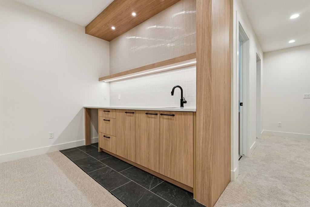 607 29 Avenue Nw, Calgary, AB - Indoor Photo Showing Other Room