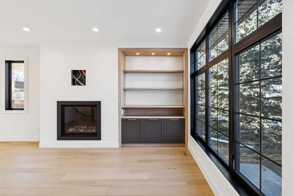 607 29 Avenue Nw, Calgary, AB - Indoor With Fireplace