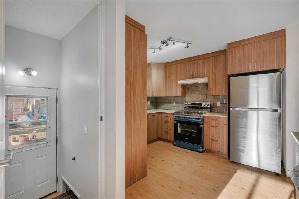 102 Huntham Place Ne, Calgary, AB - Indoor Photo Showing Kitchen
