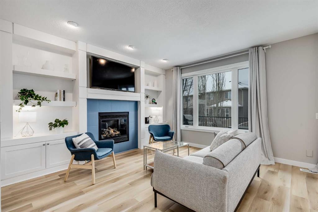 27 Everoak Bay Sw, Calgary, AB - Indoor Photo Showing Living Room With Fireplace