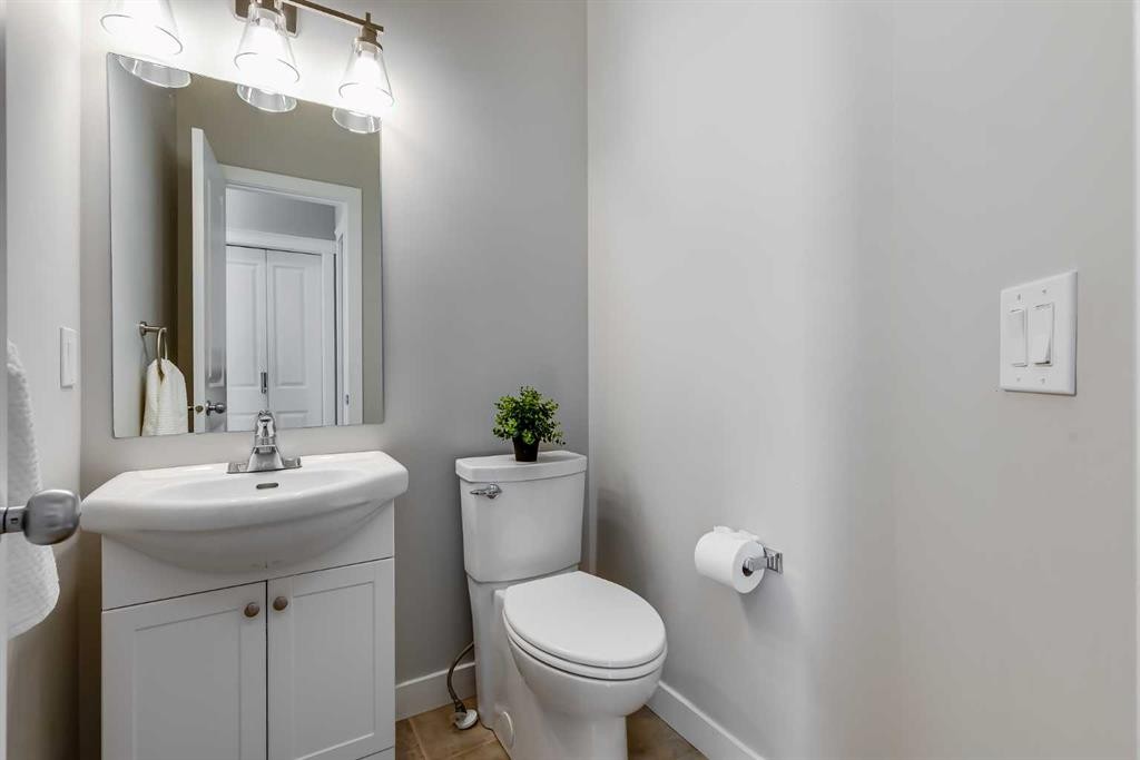 27 Everoak Bay Sw, Calgary, AB - Indoor Photo Showing Bathroom
