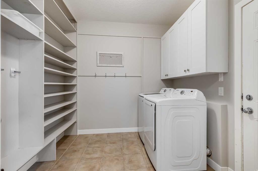 27 Everoak Bay Sw, Calgary, AB - Indoor Photo Showing Laundry Room