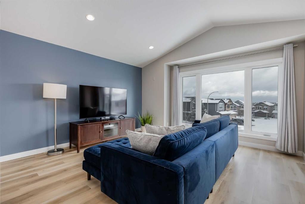 27 Everoak Bay Sw, Calgary, AB - Indoor Photo Showing Living Room