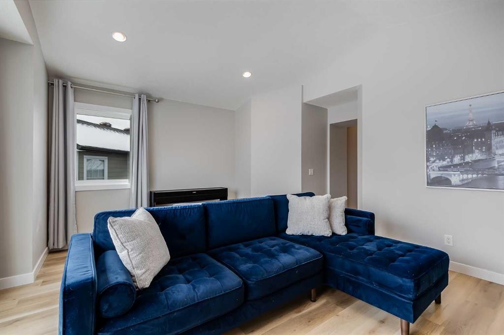 27 Everoak Bay Sw, Calgary, AB - Indoor Photo Showing Living Room