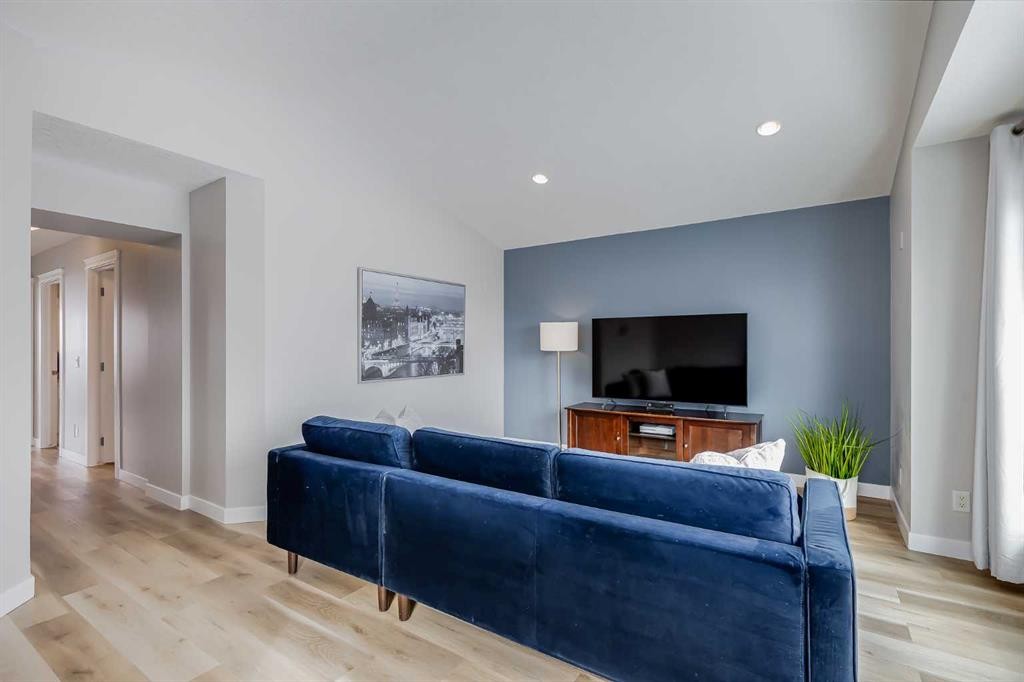 27 Everoak Bay Sw, Calgary, AB - Indoor Photo Showing Living Room