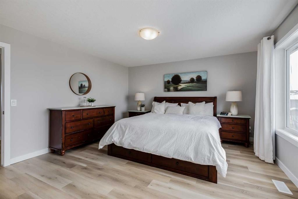 27 Everoak Bay Sw, Calgary, AB - Indoor Photo Showing Bedroom