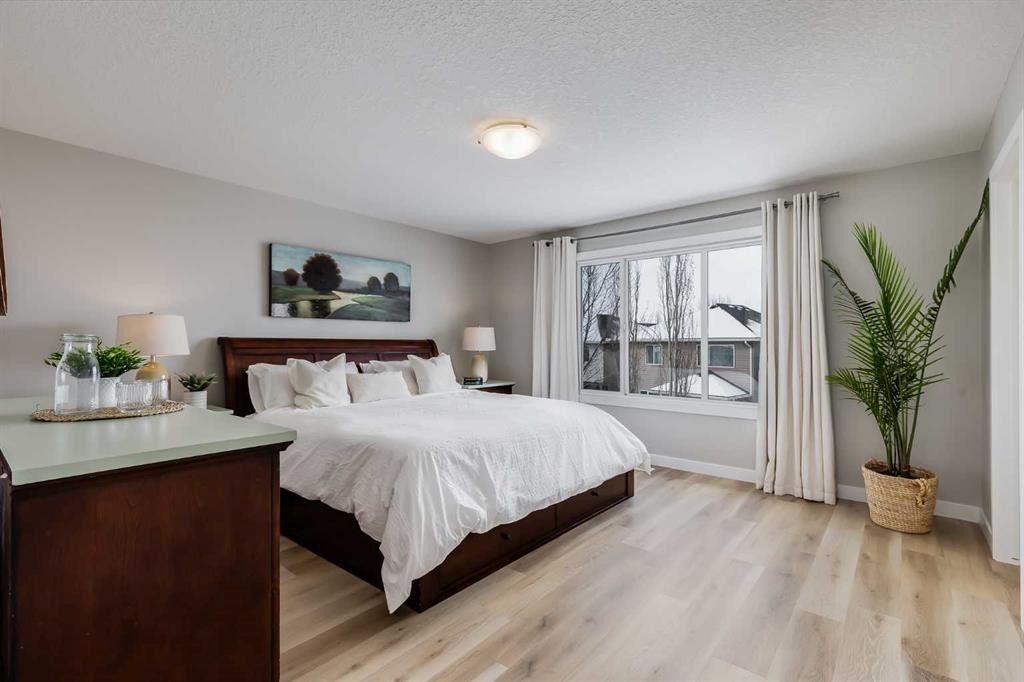 27 Everoak Bay Sw, Calgary, AB - Indoor Photo Showing Bedroom