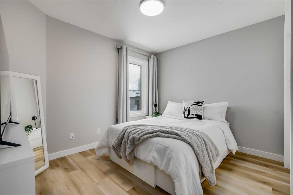 27 Everoak Bay Sw, Calgary, AB - Indoor Photo Showing Bedroom