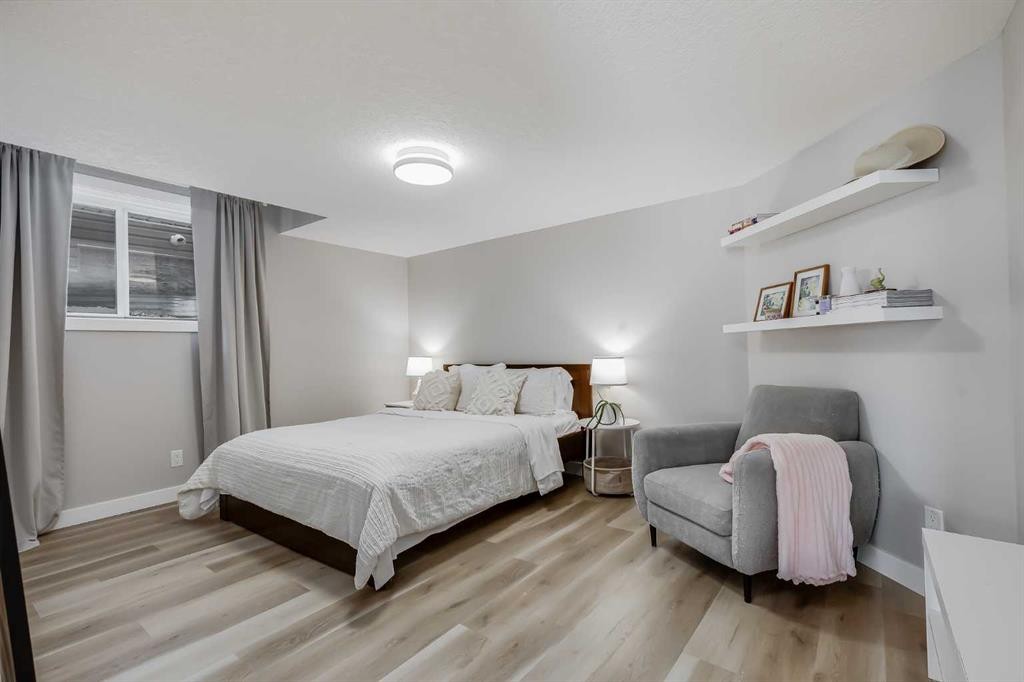 27 Everoak Bay Sw, Calgary, AB - Indoor Photo Showing Bedroom