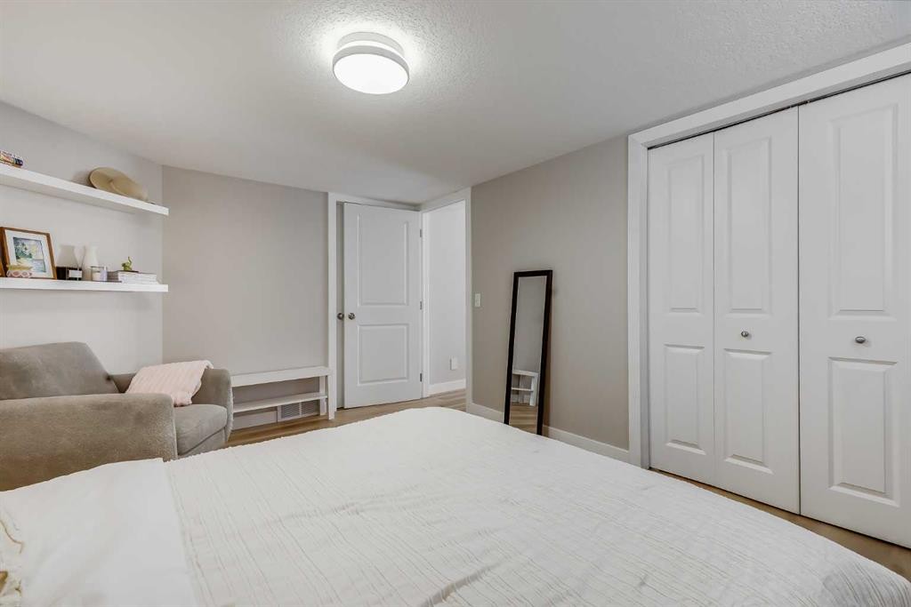 27 Everoak Bay Sw, Calgary, AB - Indoor Photo Showing Bedroom