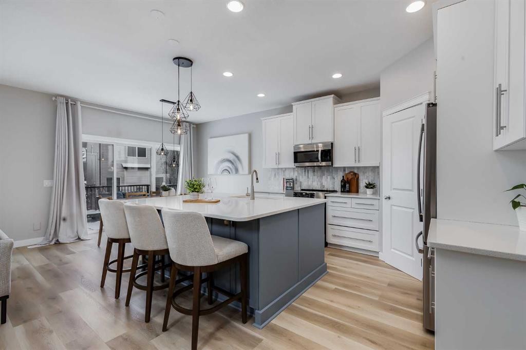 27 Everoak Bay Sw, Calgary, AB - Indoor Photo Showing Kitchen With Upgraded Kitchen