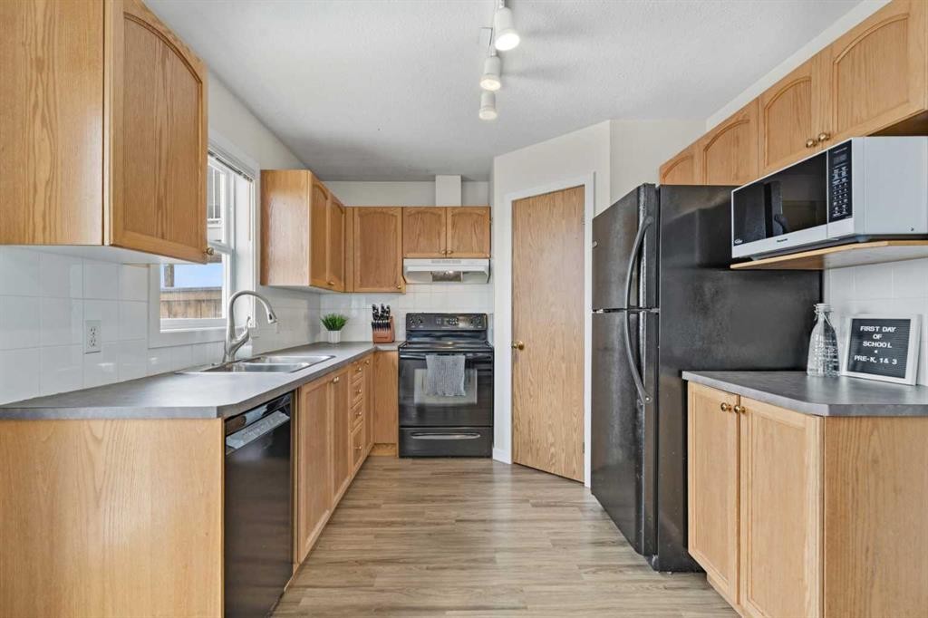 1301 Eagleview Place Nw, High River, AB - Indoor Photo Showing Kitchen With Double Sink