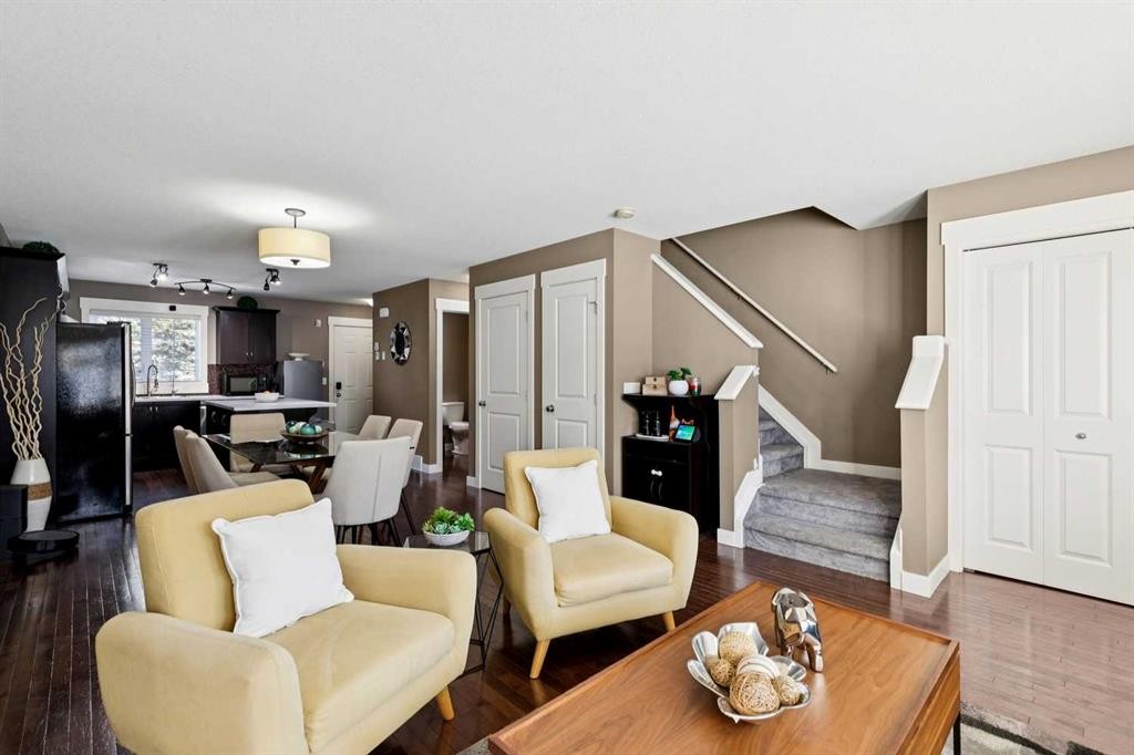 124 Cascades Pass, Chestermere, AB - Indoor Photo Showing Living Room