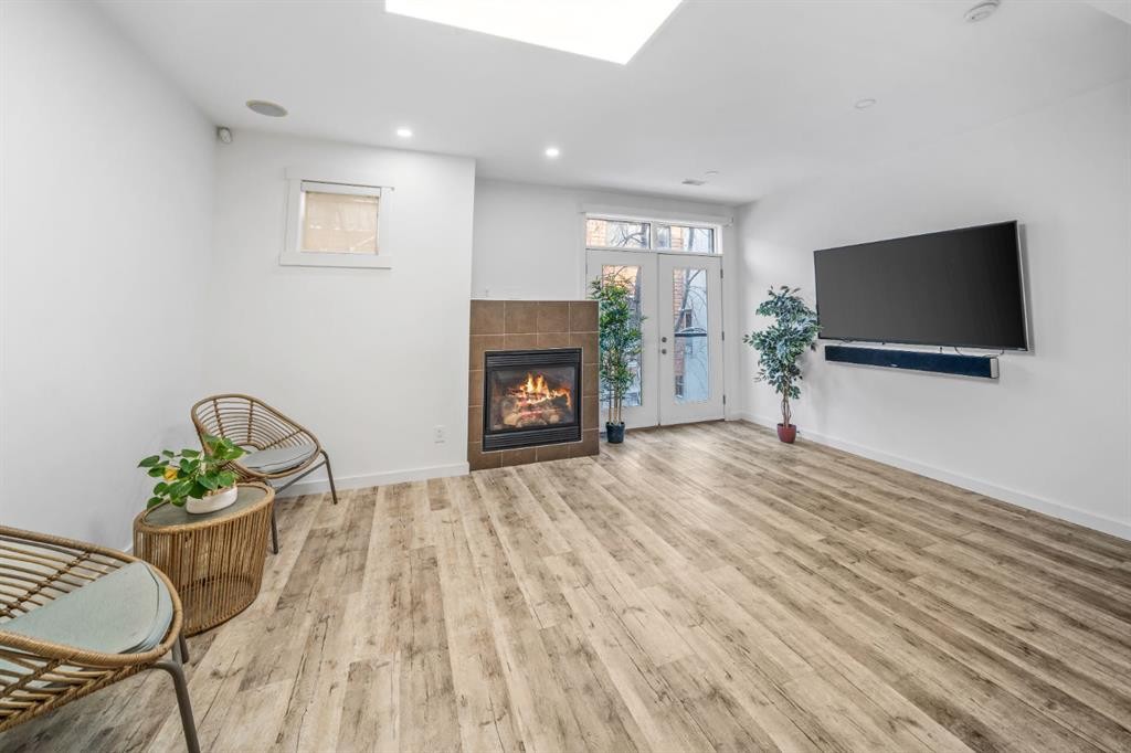 156 9 Street Ne, Calgary, AB - Indoor With Fireplace
